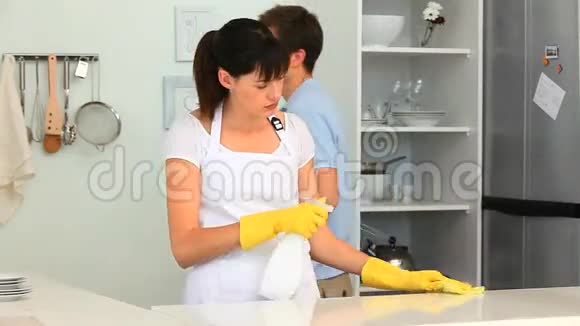 年轻夫妇打扫厨房视频的预览图