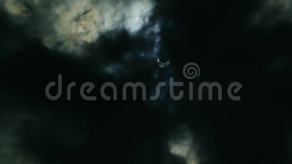 天空中的日食日食穿过云层视频的预览图