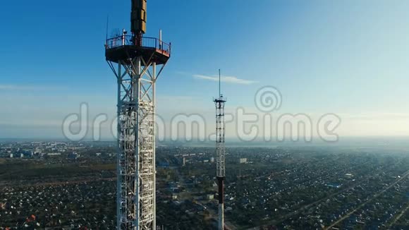 在城市的一个居民区安装有蜂窝天线的电信塔视频的预览图