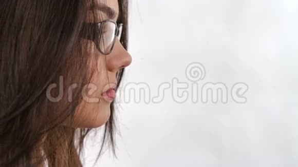 戴眼镜的年轻职业女性特写镜头视频的预览图