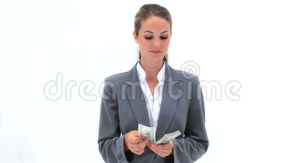 微笑的女人数着她的美元钞票视频的预览图
