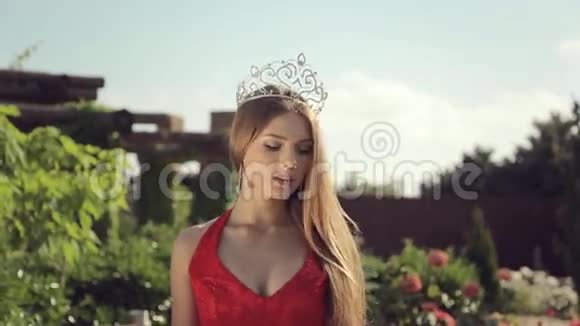 一位穿红色长裙的年轻女子的肖像视频的预览图