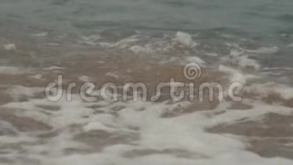 海卵石上的银色波浪沙田滩视频的预览图