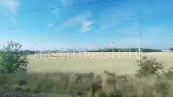 4K超Hd美丽的乡村景观从移动的火车视频的预览图