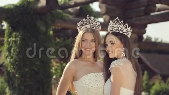 两个穿婚纱的漂亮女孩的肖像视频的预览图
