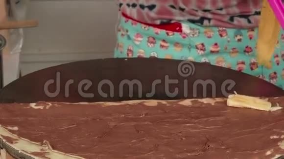 女人用巧克力做煎饼视频的预览图