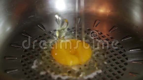 把鸡蛋放进去在热铁烤架上煎视频的预览图