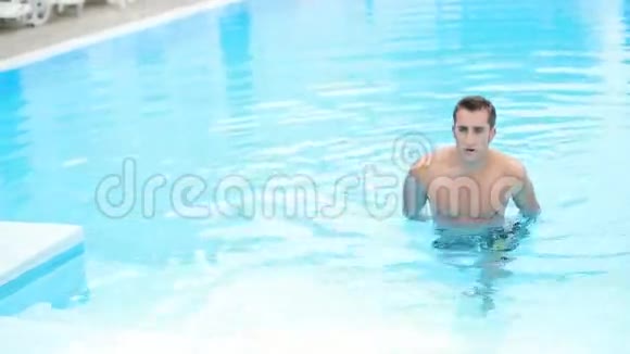 湿人从木地板上的私人游泳池里爬出来视频的预览图