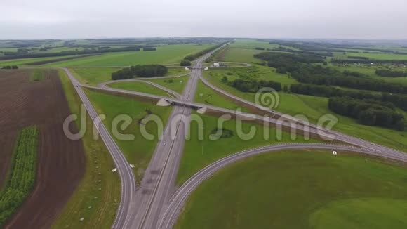 空中观景高速公路交叉口视频的预览图