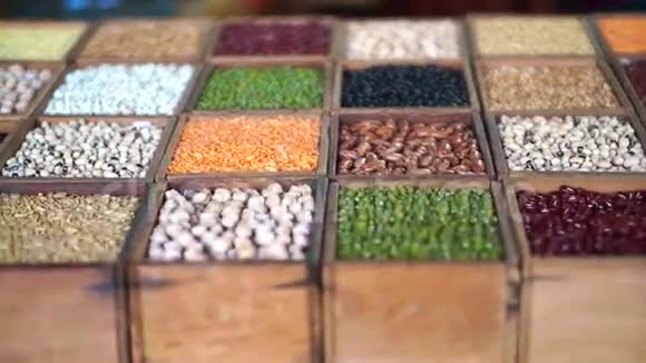 五颜六色的豆子多粮食蛋白食品视频的预览图