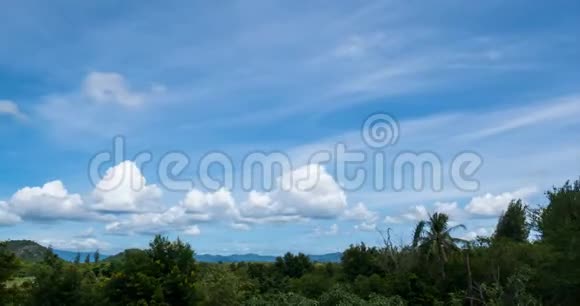 经过的云彩在树和山的上空出现的时间视频的预览图