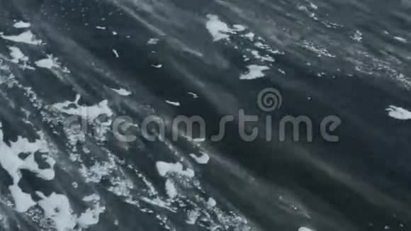 暴风雪在透明的冰面上视频的预览图