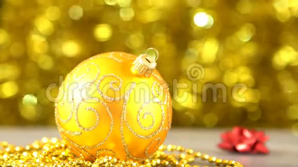 圣诞金球模糊的金波克闪闪发光新年装饰视频的预览图