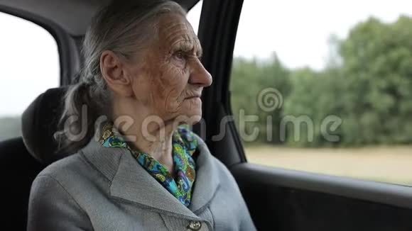 一位白发苍苍的老妇人很伤心视频的预览图