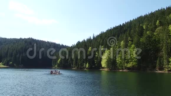 森林和山脉环绕的大湖美丽的景观视频的预览图