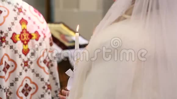 两支蜡烛和面纱教堂婚礼视频的预览图
