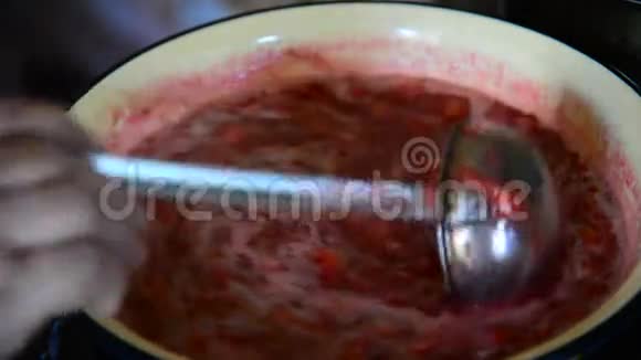 家庭主妇用草莓酱做泡沫视频的预览图
