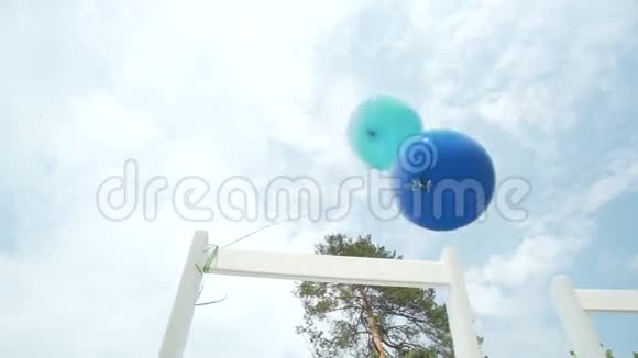 蓝色气球系在白色椅子上视频的预览图