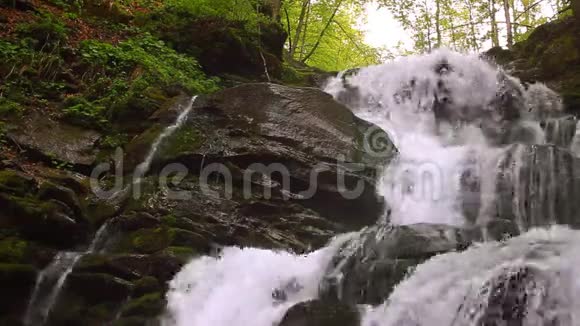 有瀑布和河流在山上流动的景观瀑布视频的预览图
