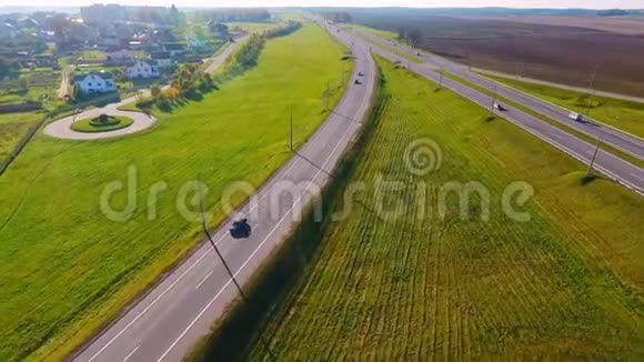 城市道路鸟瞰图公路上的汽车交通空中观景车路线视频的预览图