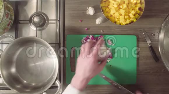 厨师在砧板上切洋葱视频的预览图