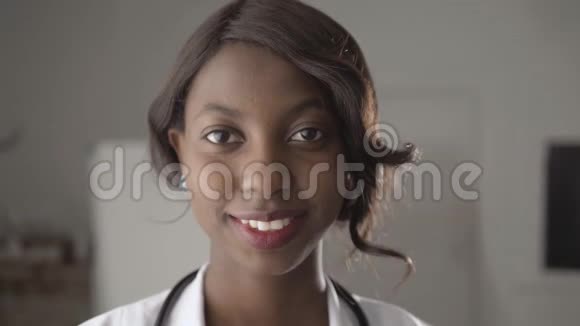 一位年轻微笑的黑人非裔美国医生的肖像视频的预览图
