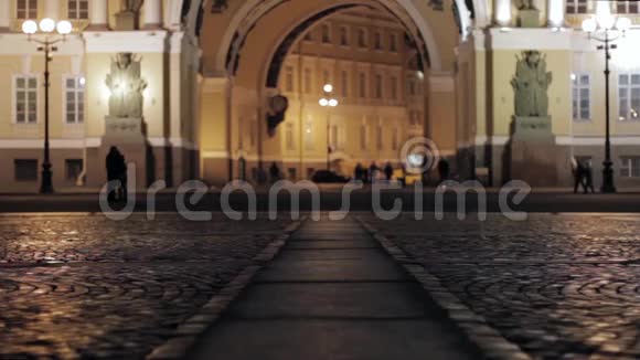 夜晚在圣彼得堡的皇宫广场观景接吻夫妇的剪影视频的预览图