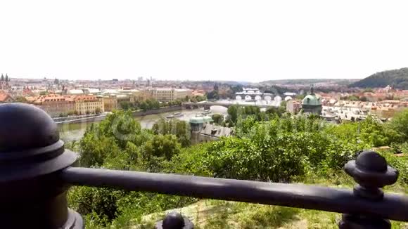 从夏日的观景台俯瞰美丽的古镇视频的预览图