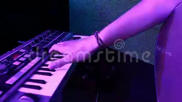 摇滚音乐会钢琴和吉他在歌手手中视频的预览图