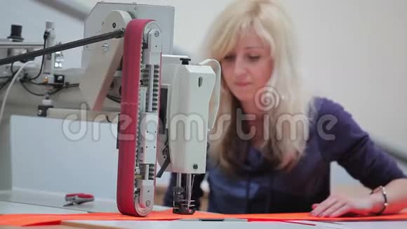 缝纫机加工布料视频的预览图