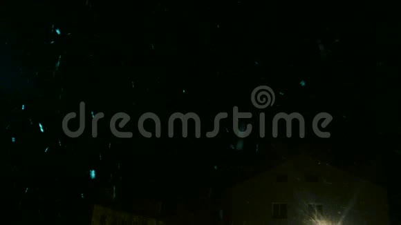 雪在夜间落下反向视频视频的预览图