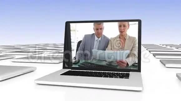 数码笔记本电脑上的商业视频视频的预览图