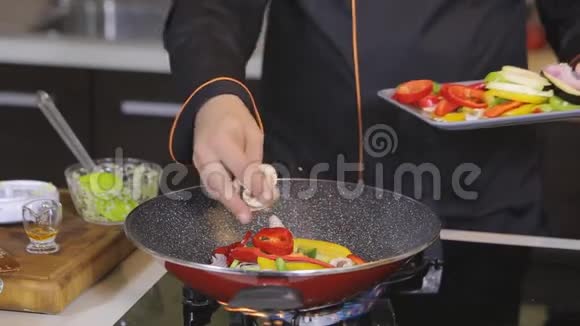 厨师正在炒肉和蔬菜视频的预览图