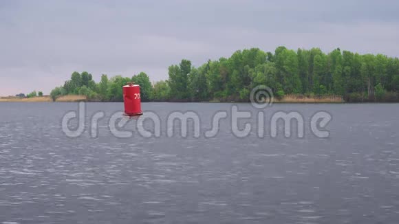 浮在水面上的红色浮标视频的预览图