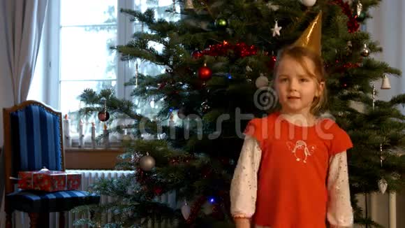 可爱的小女孩唱圣诞歌曲视频的预览图