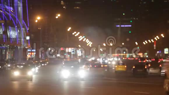 夜街上汽车的蒸汽视频的预览图