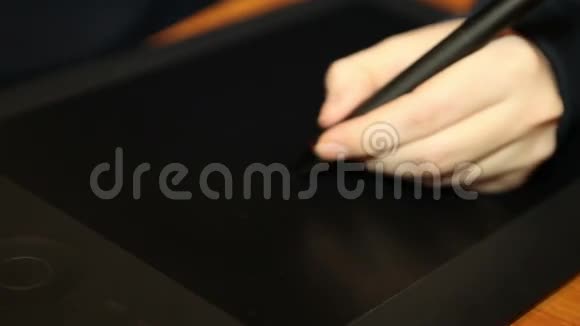 一个在平板电脑上工作的女孩视频的预览图
