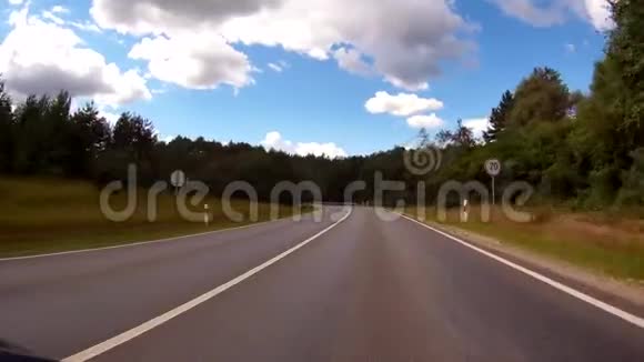 驾驶汽车在乡村道路POV观点前挡风玻璃视频的预览图