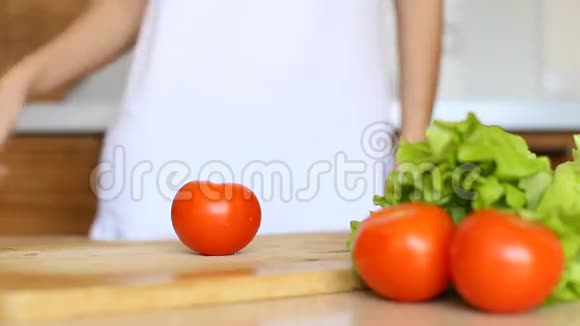 女人在厨房里用手切番茄视频的预览图