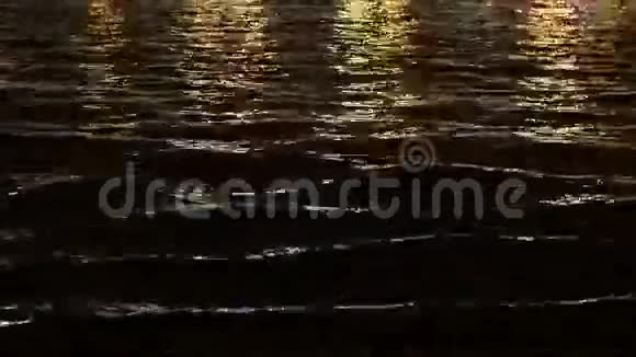漆黑的夜晚河中的波浪景色视频的预览图