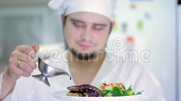 餐厅或酒店厨房的厨师正在为美味的美食做最后的准备视频的预览图
