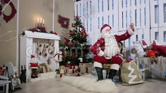 圣诞老人让Selfi成为他的智能手机视频的预览图