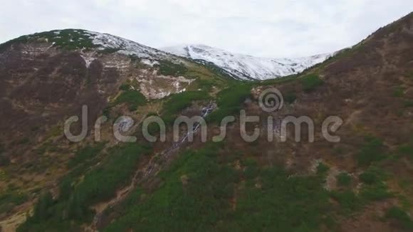 冬季瀑布鸟瞰喀尔巴阡山脉视频的预览图