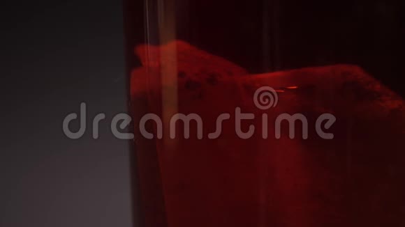 黑茶放在透明的玻璃上红茶视频的预览图