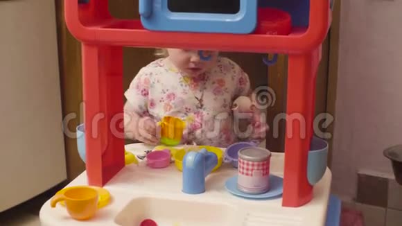 玩具厨房里玩的小女孩视频的预览图