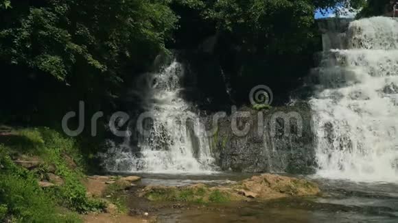 热带森林中的小瀑布在岩石上盘旋慢动作视频的预览图