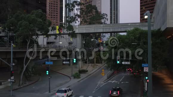 洛杉矶市中心街景交通繁忙市中心街道上晚上的交通视频的预览图