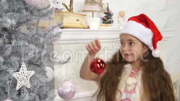 快乐微笑的小女孩装饰新年树视频的预览图