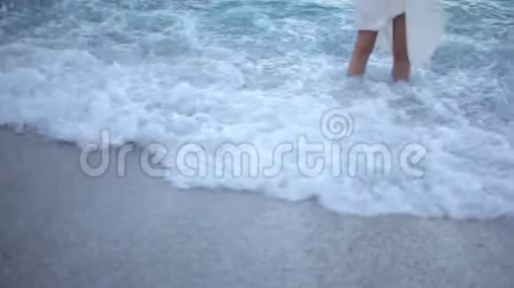 穿着白色裙子的女人在海滩上视频的预览图