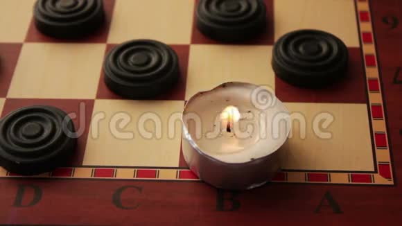 三根黑色背景上的圆形蜡烛视频的预览图